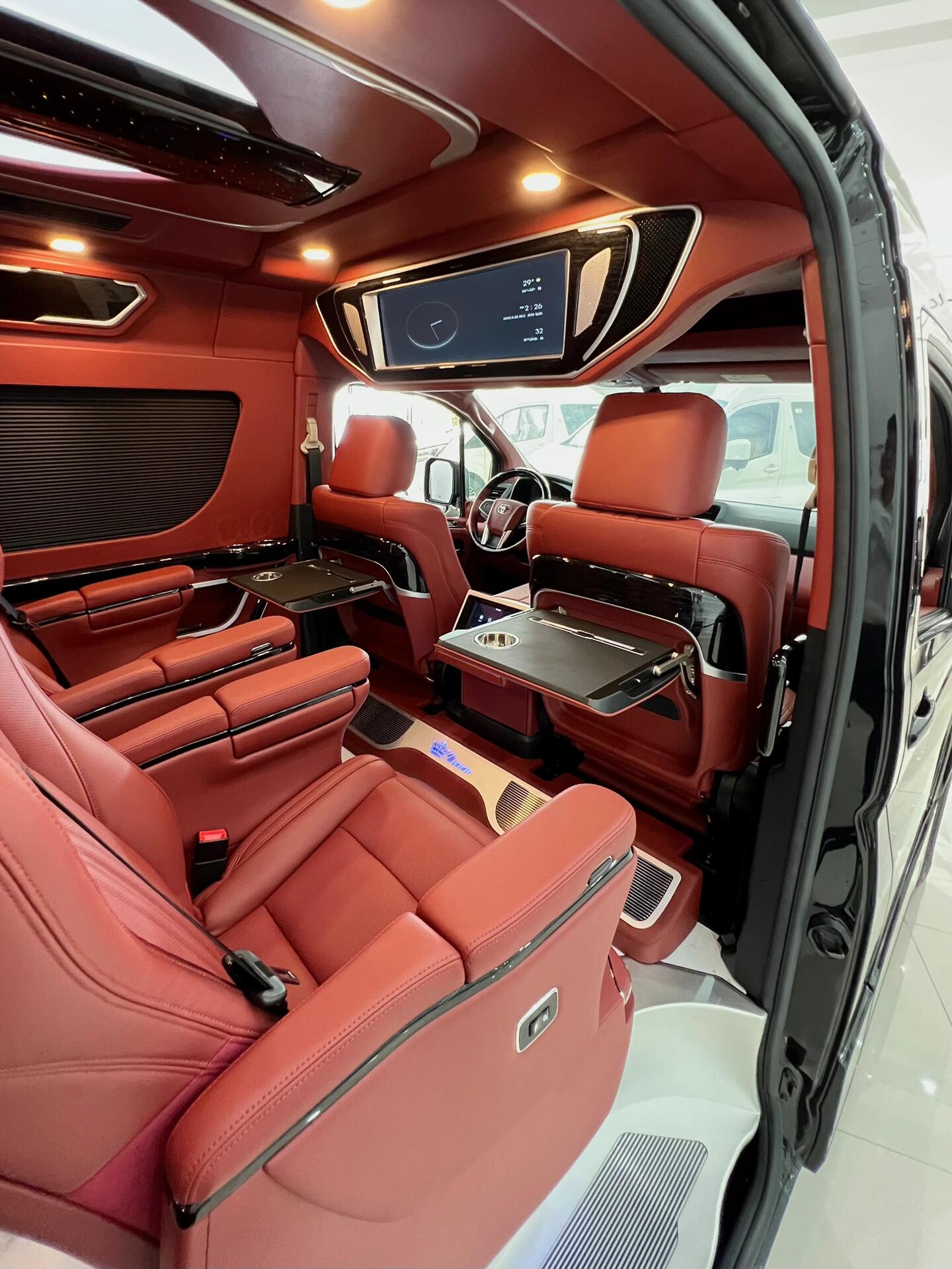 Toyota Hiace vehicle modification accessories: aviation seats, liftable TV partition, rear sofa bed