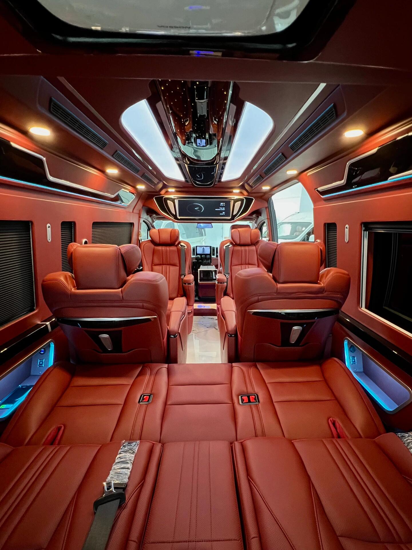 Toyota Hiace vehicle modification accessories: aviation seats, liftable TV partition, rear sofa bed