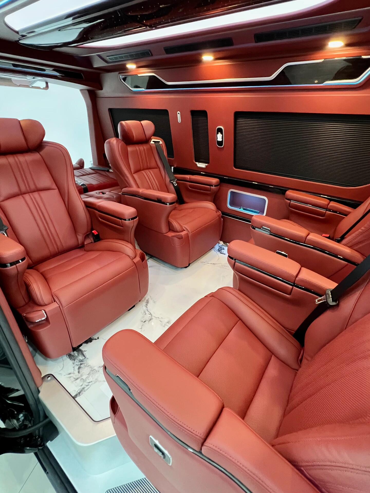 Toyota Hiace vehicle modification accessories: aviation seats, liftable TV partition, rear sofa bed