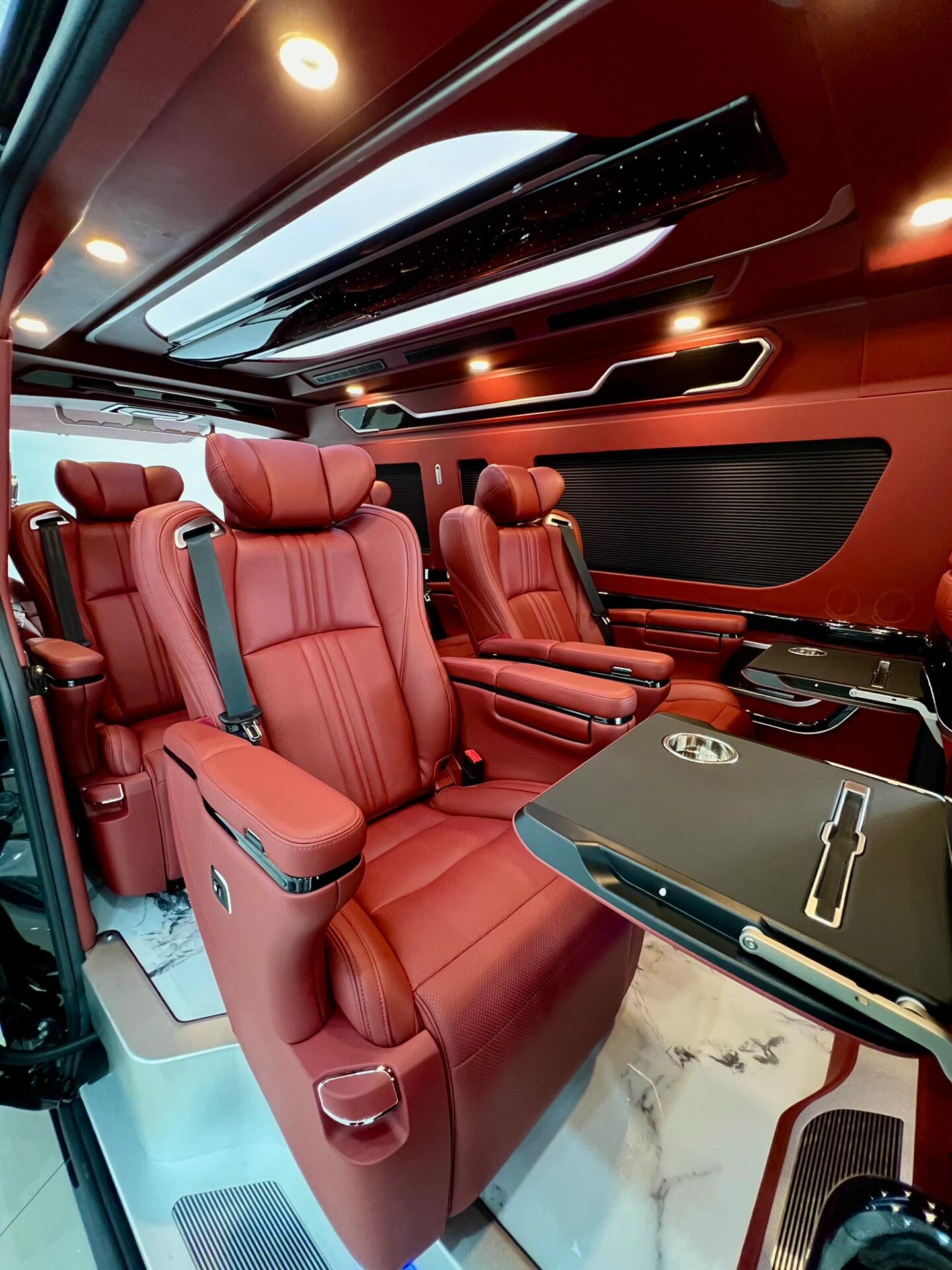 Toyota Hiace vehicle modification accessories: aviation seats, liftable TV partition, rear sofa bed