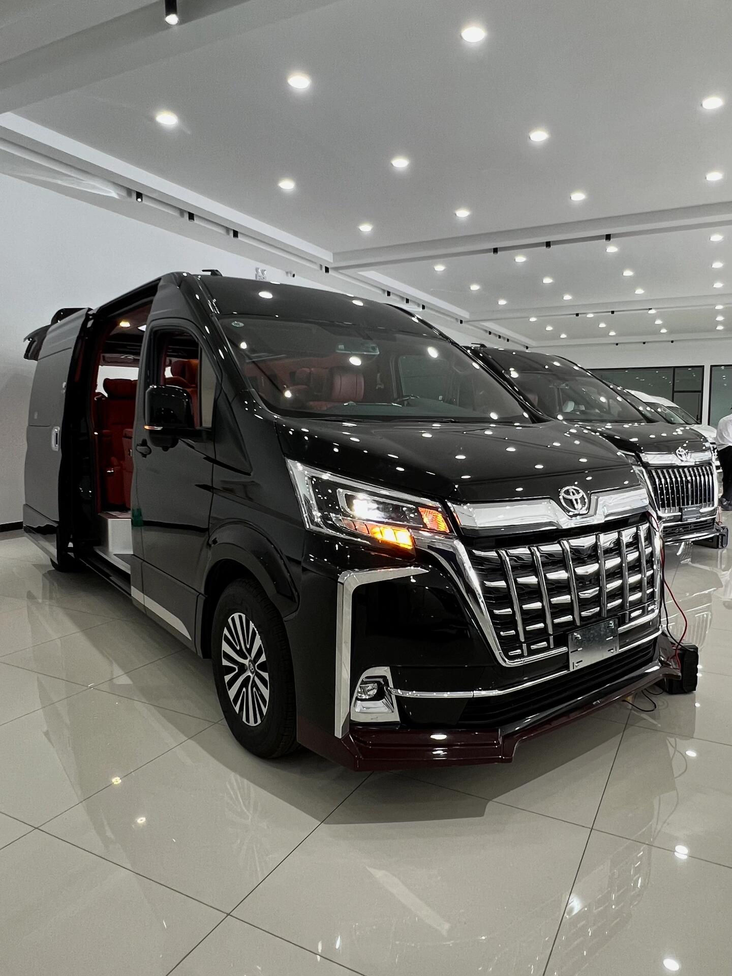 Toyota Hiace vehicle modification accessories: aviation seats, liftable TV partition, rear sofa bed