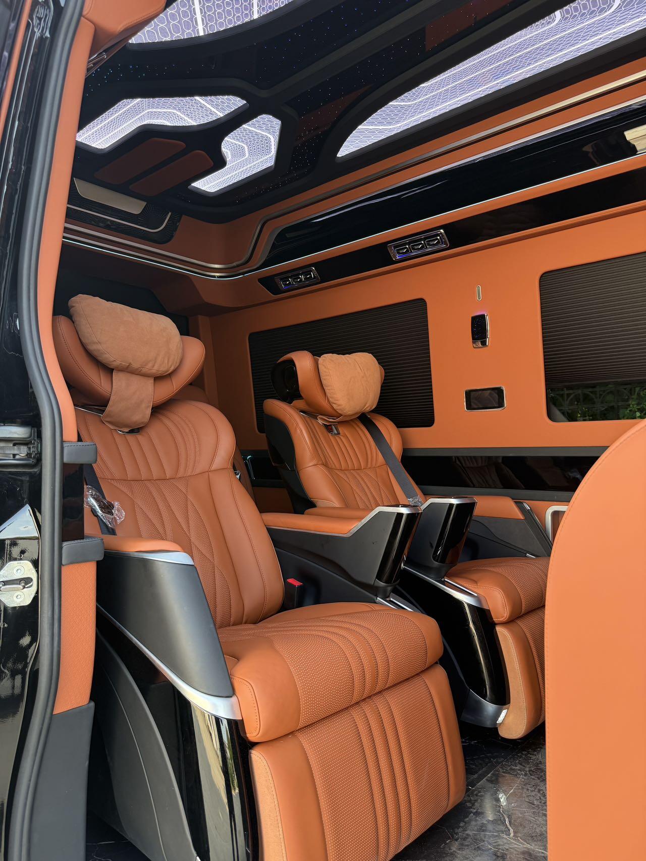 Toyota Hiace lift interior and exterior accessories manufacturer 7-seat kit