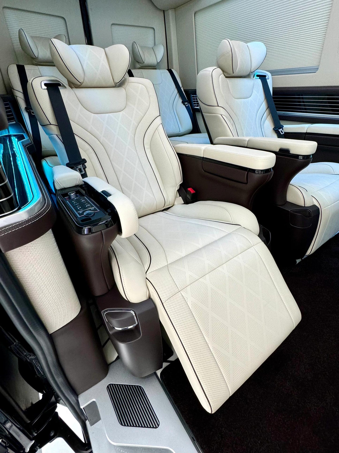 Direct Sales Manufacturer  MPV Luxury Commercial Vehicles Mercedes-Benz V-Class/V300/V260/250D/300D Vito Sprinter Complete Vehicle Parts