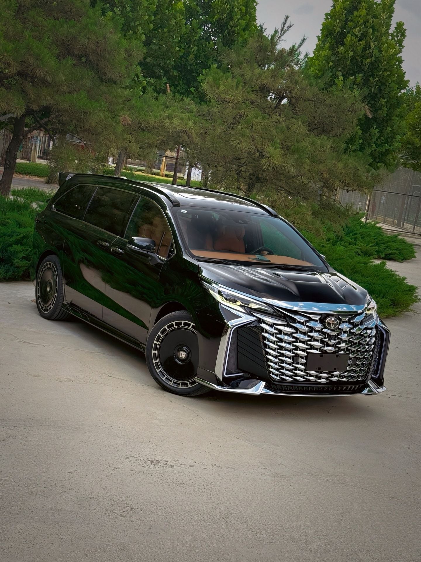 Manufacturer of Toyota Sienna upgrade kits (flat-roof conversion, seats, flooring, and headlights)
