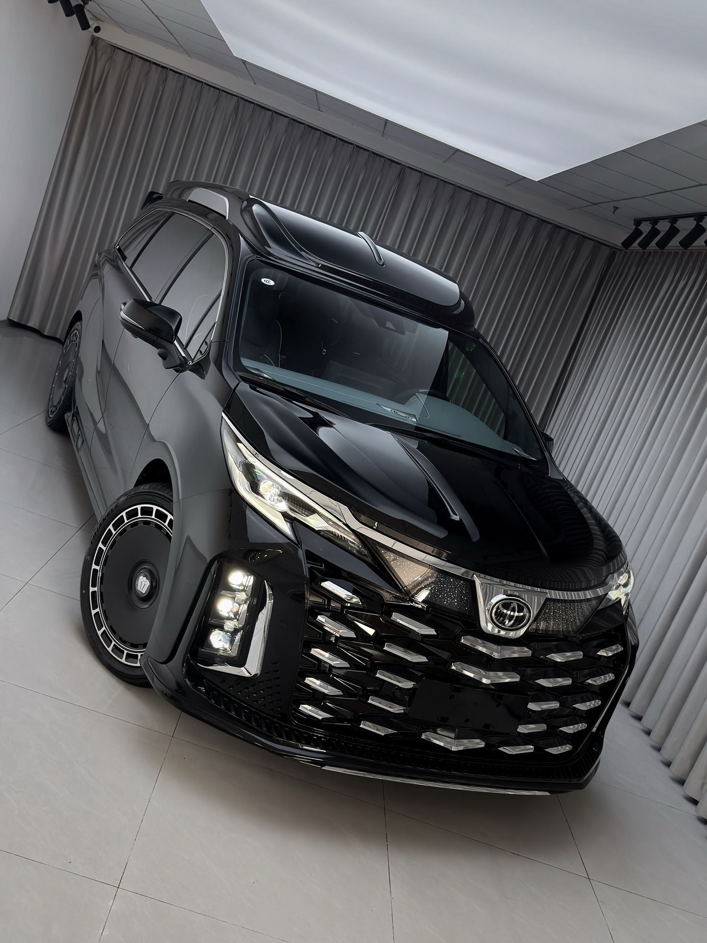 Toyota Hiace / Toyota Sienna / Granvia: High-Roof Sienna Interior & Exterior Upgrade with Luxury Seating