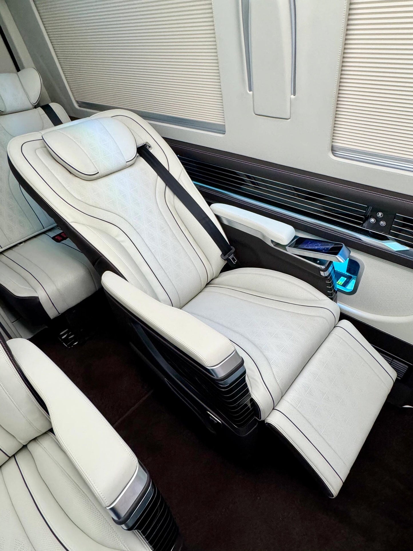 MPV Luxury Commercial Vehicles  Mercedes-Benz V-Class/V300/V260/250D/300D Vito Sprinter Parts Manufacturer